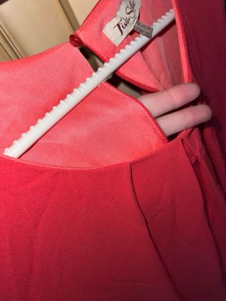 Vestido rojo Talia Style con hombros adornados