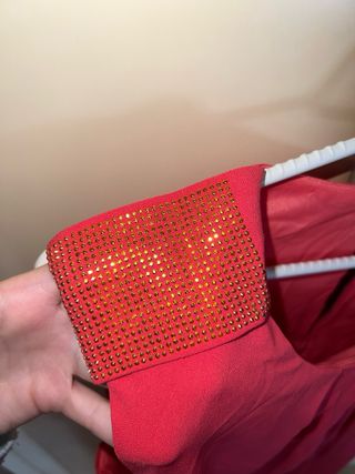 Vestido rojo Talia Style con hombros adornados