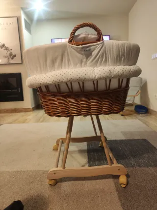 Cuna Capazo Mimbre con Ruedas