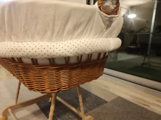 Cuna Capazo Mimbre con Ruedas