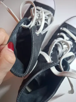 Converse negras plataforma piel.