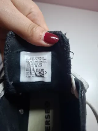 Converse negras plataforma piel.