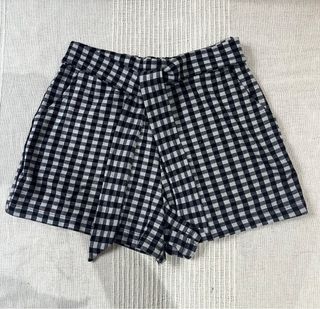 Pantalón corto cuadros blanco y azul marino.