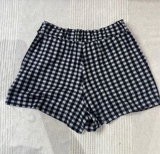 Pantalón corto cuadros blanco y azul marino.