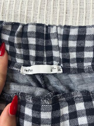 Pantalón corto cuadros blanco y azul marino.