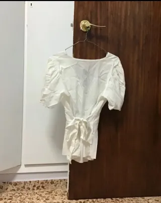 Blusa blanca cuello pico