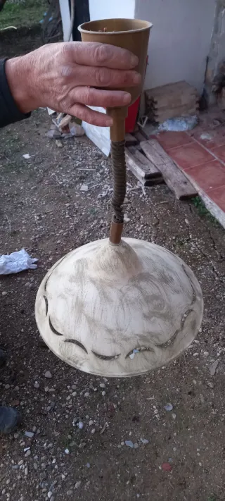 Lámpara de techo colgante beige y gris.