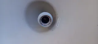 Lámpara de techo colgante beige y gris.