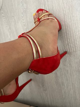 Sandalias de tacón rojas y doradas