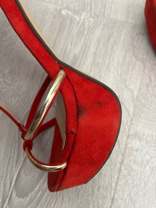 Sandalias de tacón rojas y doradas