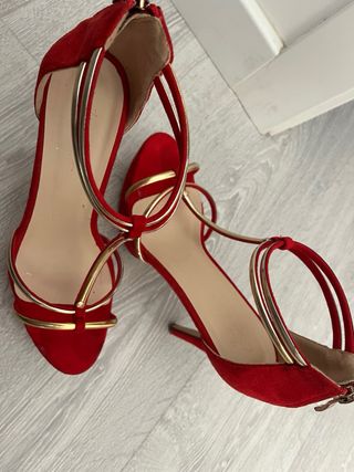 Sandalias de tacón rojas y doradas