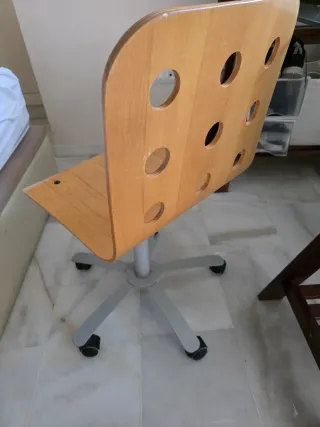 Silla de madera Ikea con ruedas