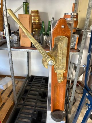 Sacacorchos de pared Alfredo