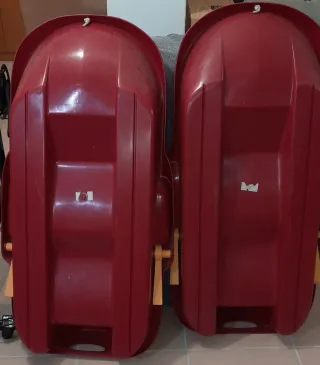 Trineo rojo con cuerda y asas amarillas. Nuevo