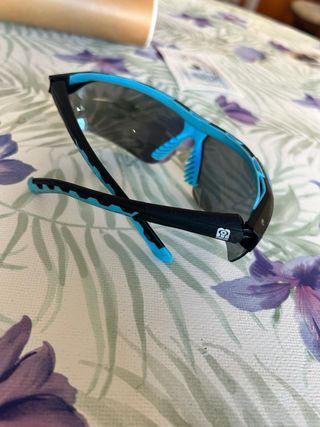 Gafas de deporte azules y negras