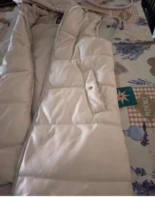 Chaleco plumífero beige largo piel sintética