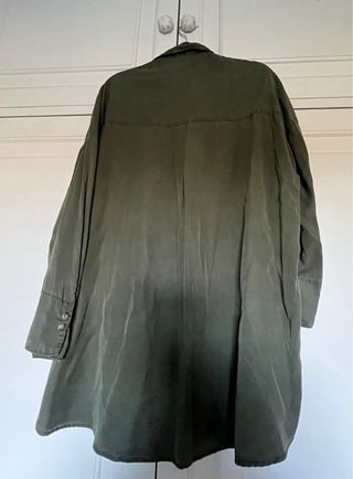 Camisa verde de manga larga. Da talla.