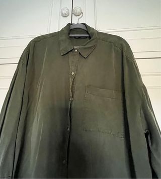 Camisa verde de manga larga. Da talla.