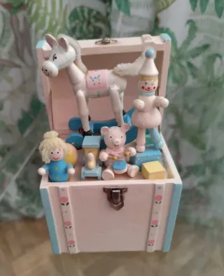 Caja de música infantil de madera con juguetes