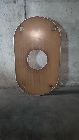 Mesa de salón de madera con cristal  y tarima.