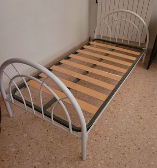 Cama metálica blanca con somier 90x190