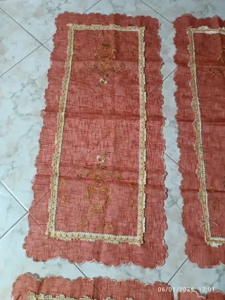 Set 4 centrini tessuto oro e corallo