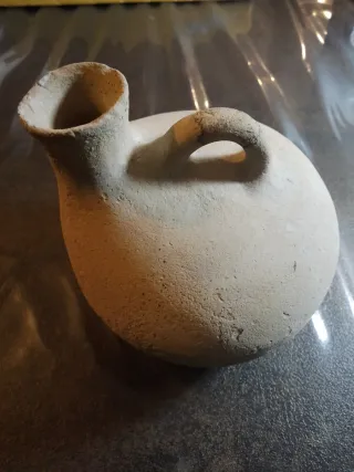 Piccola brocca antica in terracotta