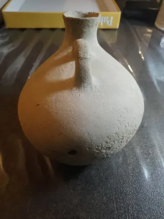 Piccola brocca antica in terracotta