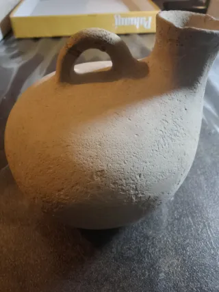 Piccola brocca antica in terracotta