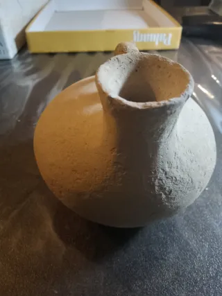 Piccola brocca antica in terracotta