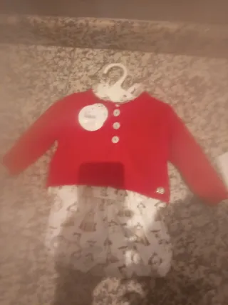 Conjunto bebé niña rojo y estampado
