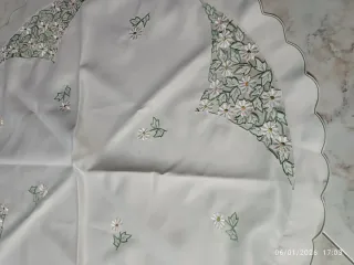 Centrotavola rotondo ricamato