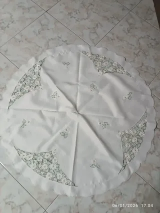 Centrotavola rotondo ricamato