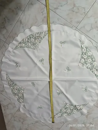 Centrotavola rotondo ricamato