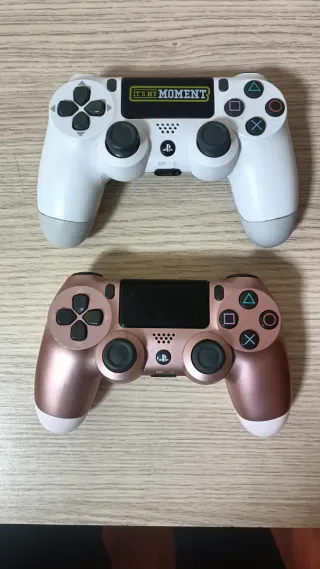 PS4 Slim 1TB + 2 Mandos + Juegos +cargador remoto