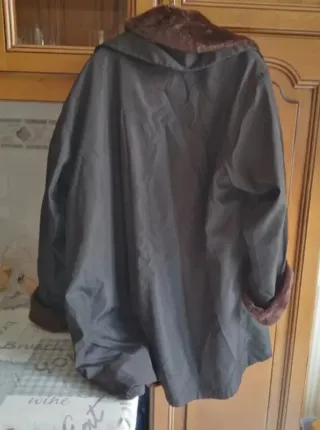 Chaqueta negra con pelo marrón