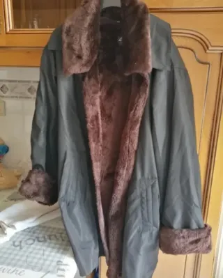 Chaqueta negra con pelo marrón