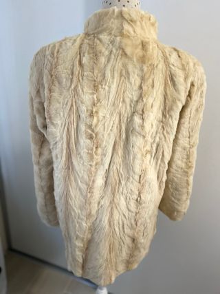 Abrigo de piel beige