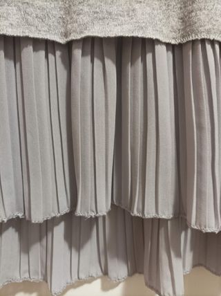 Maglia grigia con balza plissettata