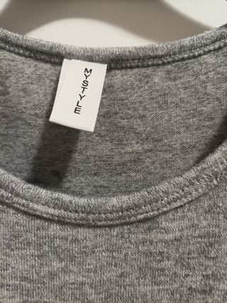 Maglia grigia con balza plissettata