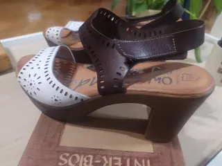 Sandalias de mujer blancas y marrones