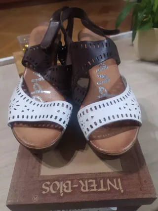 Sandalias de mujer blancas y marrones