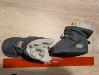 Botas y manoplas nieve bebé