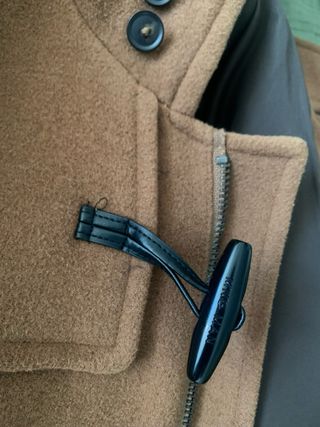 Abrigo largo marrón con capucha. Tipo Trenca.