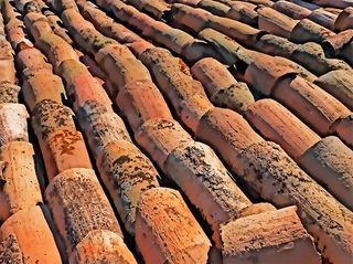 Tejas árabes de barro. Unas 400. En Cáceres