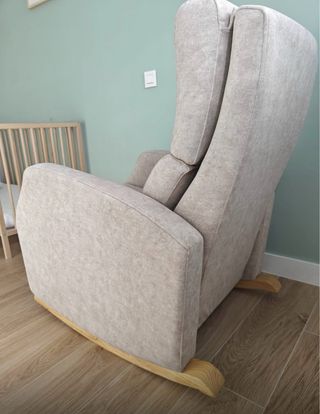Sillón de lactancia mecedora tapizado