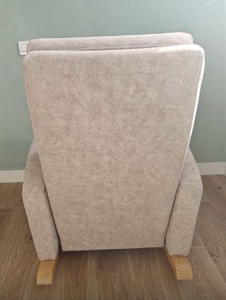 Sillón de lactancia mecedora tapizado