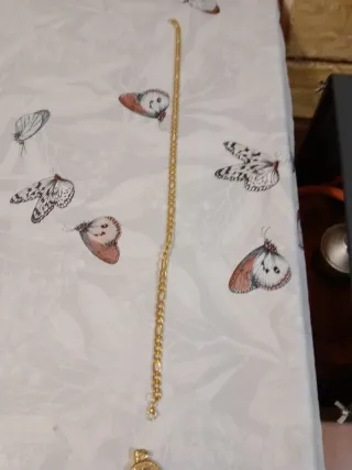 Cadena y herradura de caballo dorada