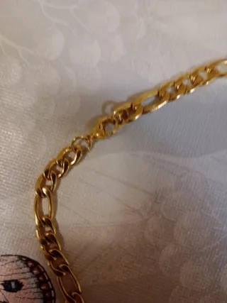 Cadena y herradura de caballo dorada