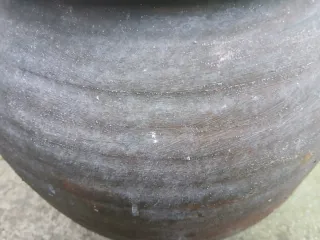 Tinaja antigua de cerámica